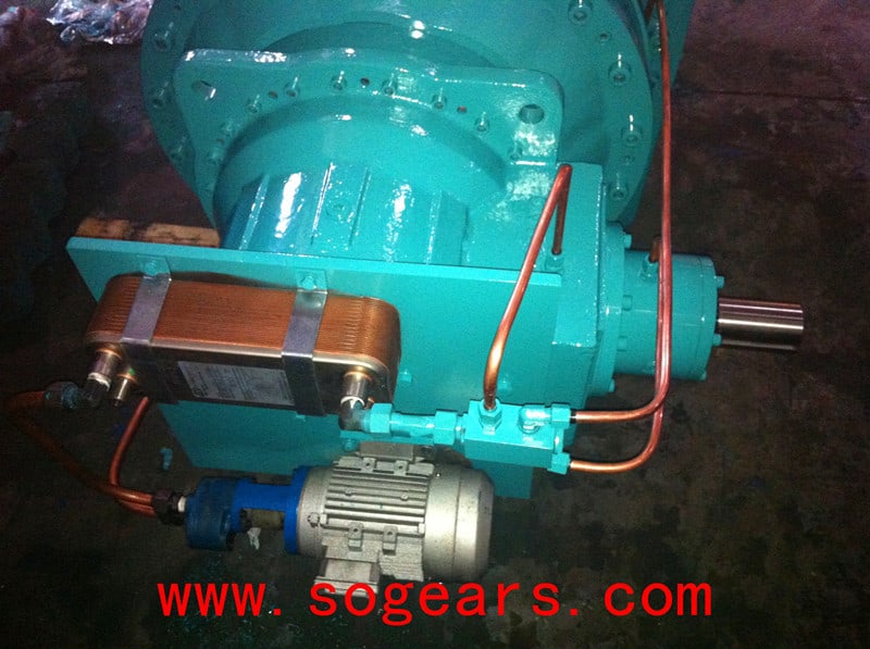 Planetary Gearbox with cooler and lubrication pump